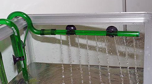 Установка аквариумной флейты над аквариумом для дождика